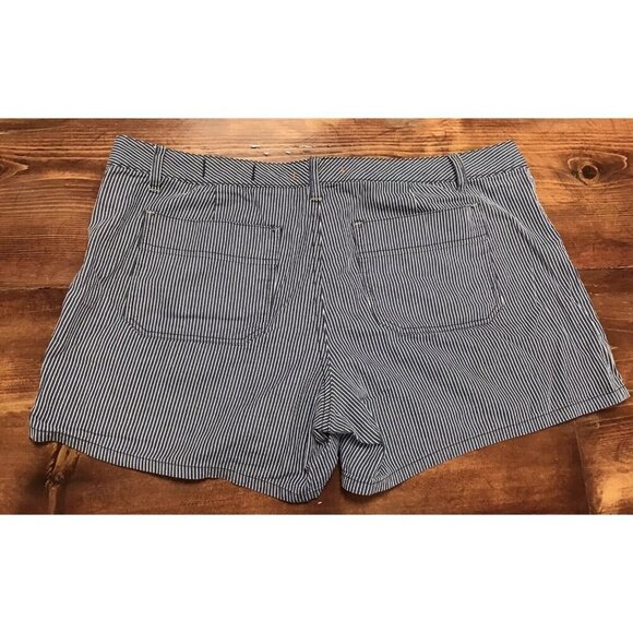 Woman’s Gap Size 16 Striped Shorts Blue And White - Picture 2 of 2